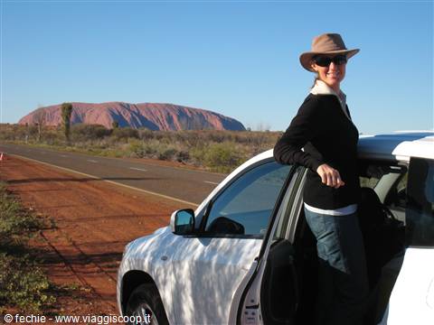 Uluru dalla strada verso Kata Tjuta