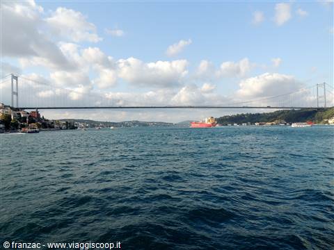 In battello sul Bosforo - il ponte di Ataturk