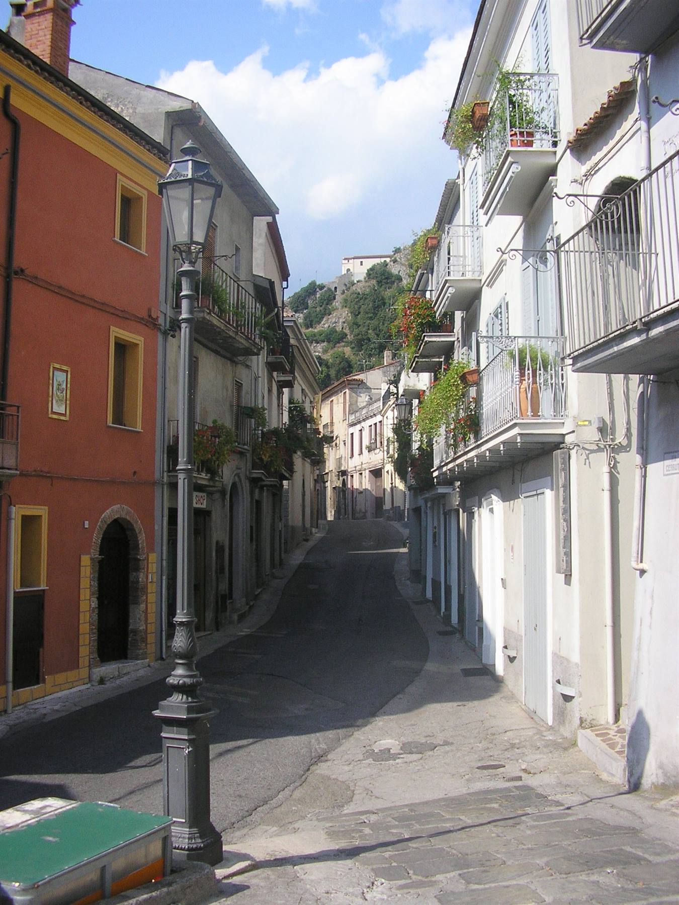 via Cairoli centro storico di Lauria