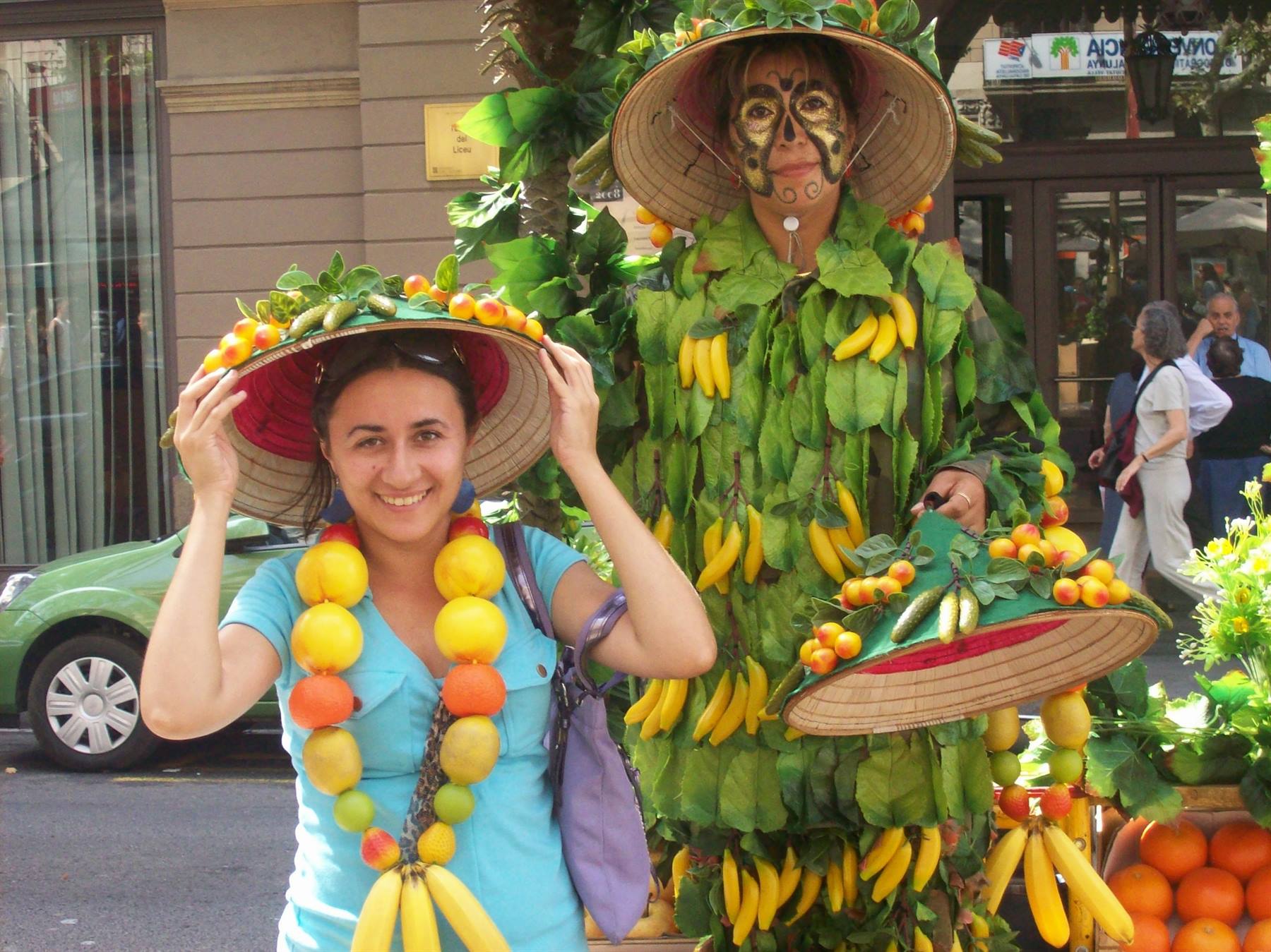 Rossana e un'artista di strada sulla Rambla