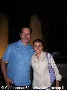 Stefano e Rossana davanti la fontana mgica