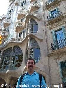 Stefano davanti a casa Batllò