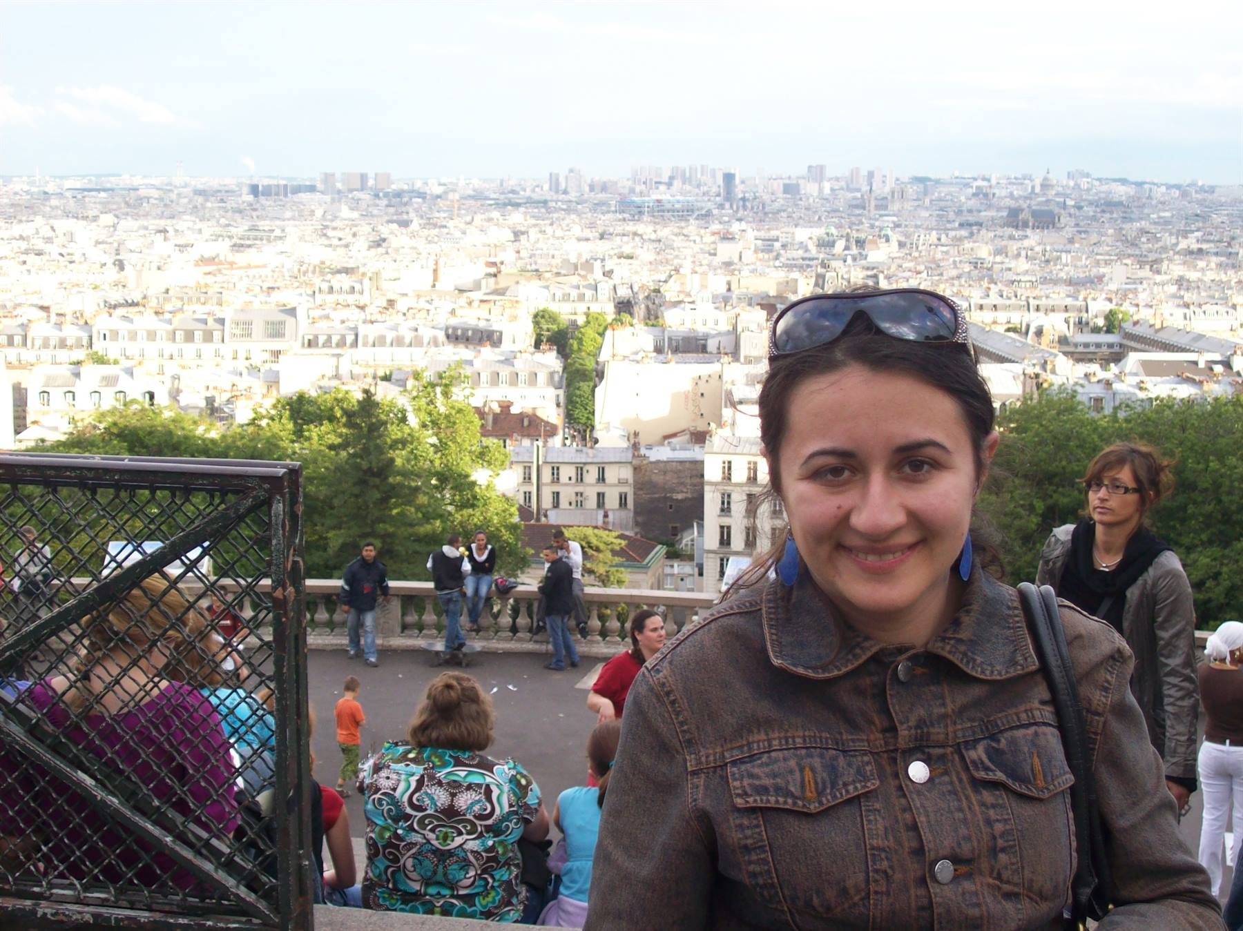 Rossana a Sacre coeur, la città sullo sfondo vista dall'alto