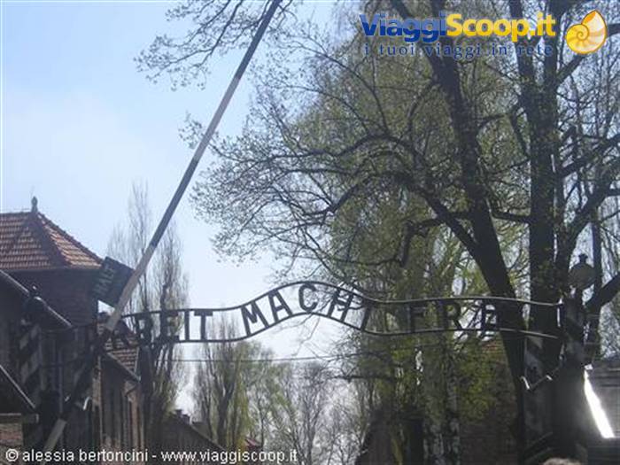 ingresso ad Auschwitz: il lavoro rende liberi
