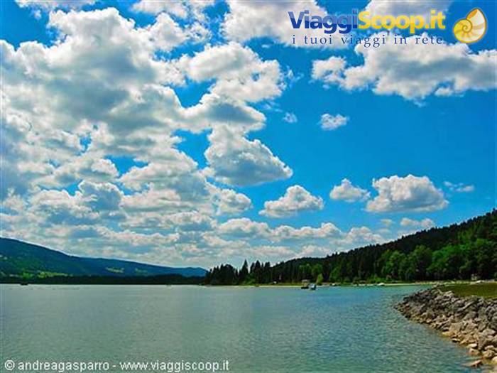 Nuvole e lago