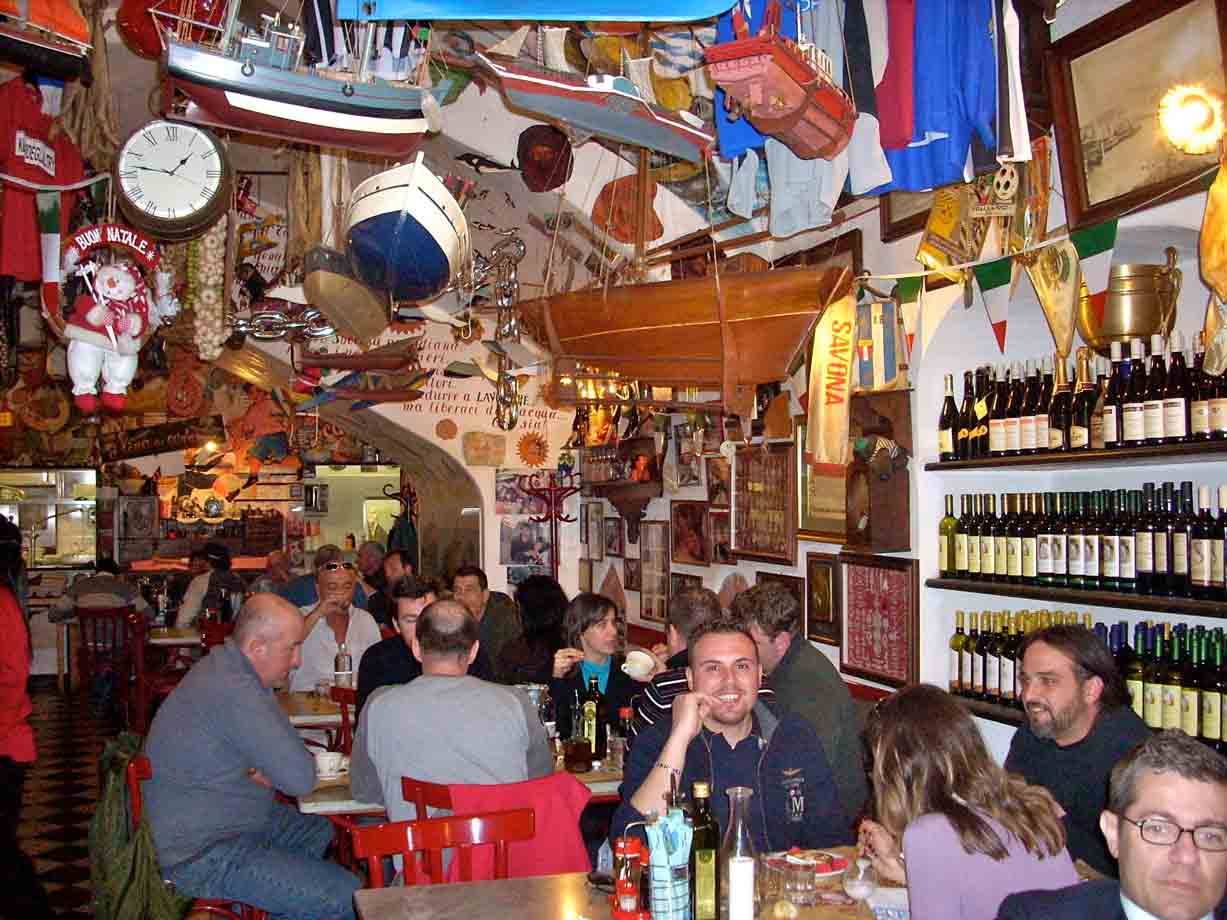 Si mangia e si beve in allegria presso l'Osteria Bacco di Savona