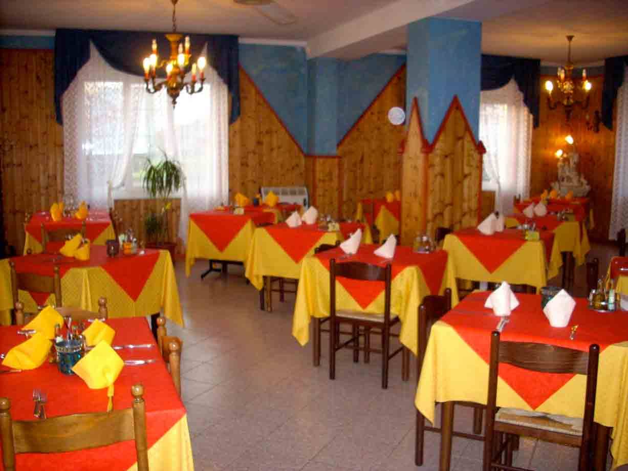 Nella sala del Ristorante Al 700 di Cassano Spinola