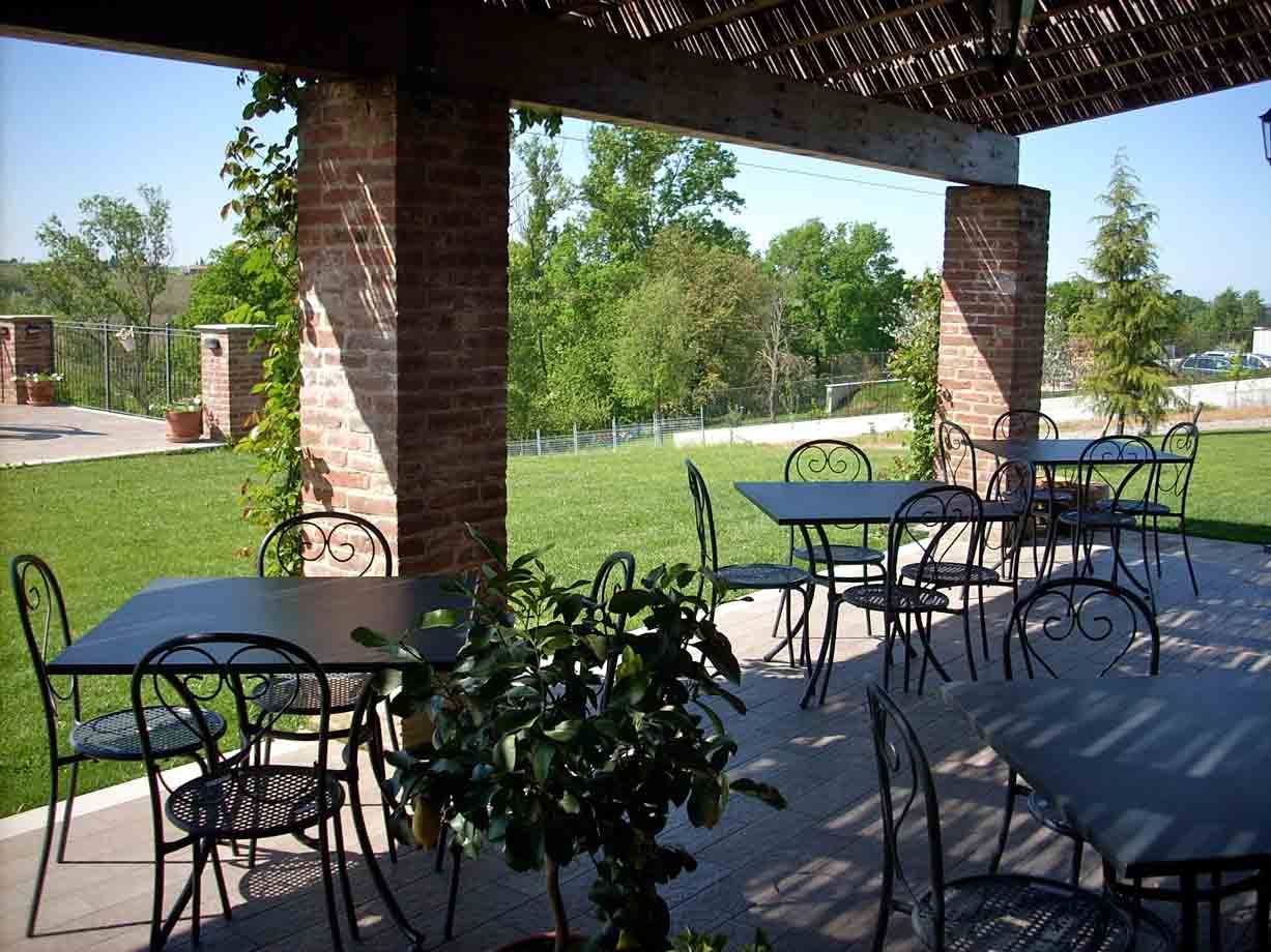Nel dehor del Ristorante Vino e Cucina di Castel San Giovanni