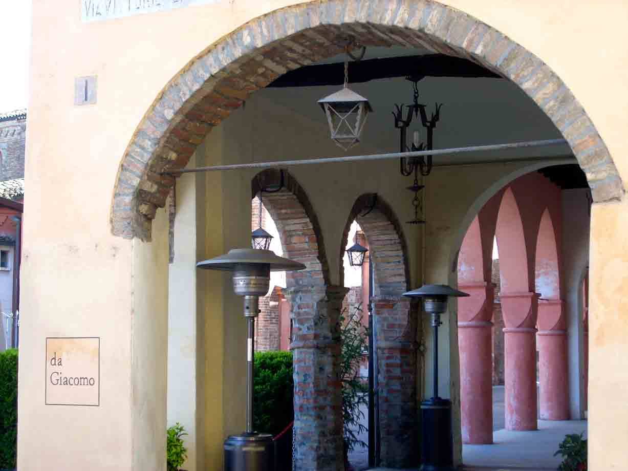 Piazza Municipio, entrata del Ristorante Da Giacomo
