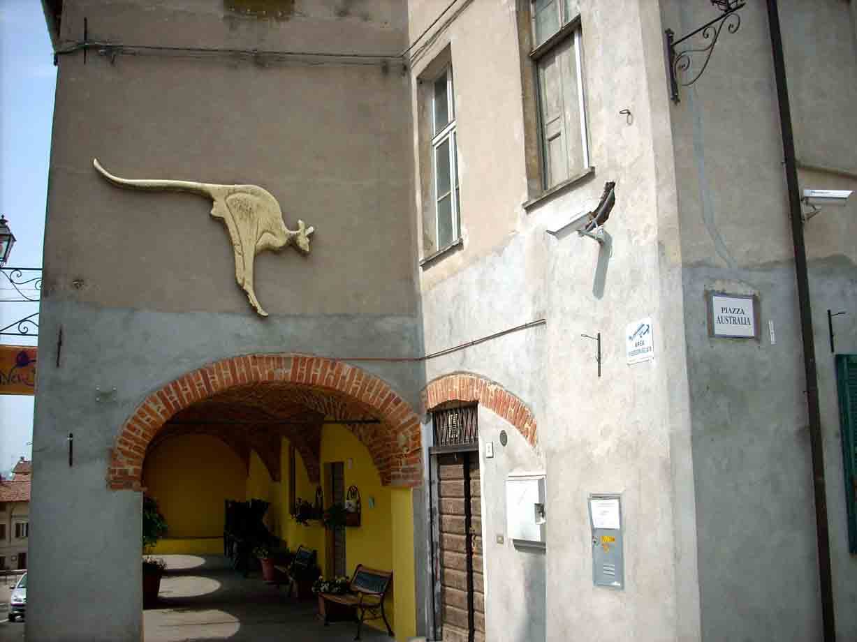 Un canguro tra i portici