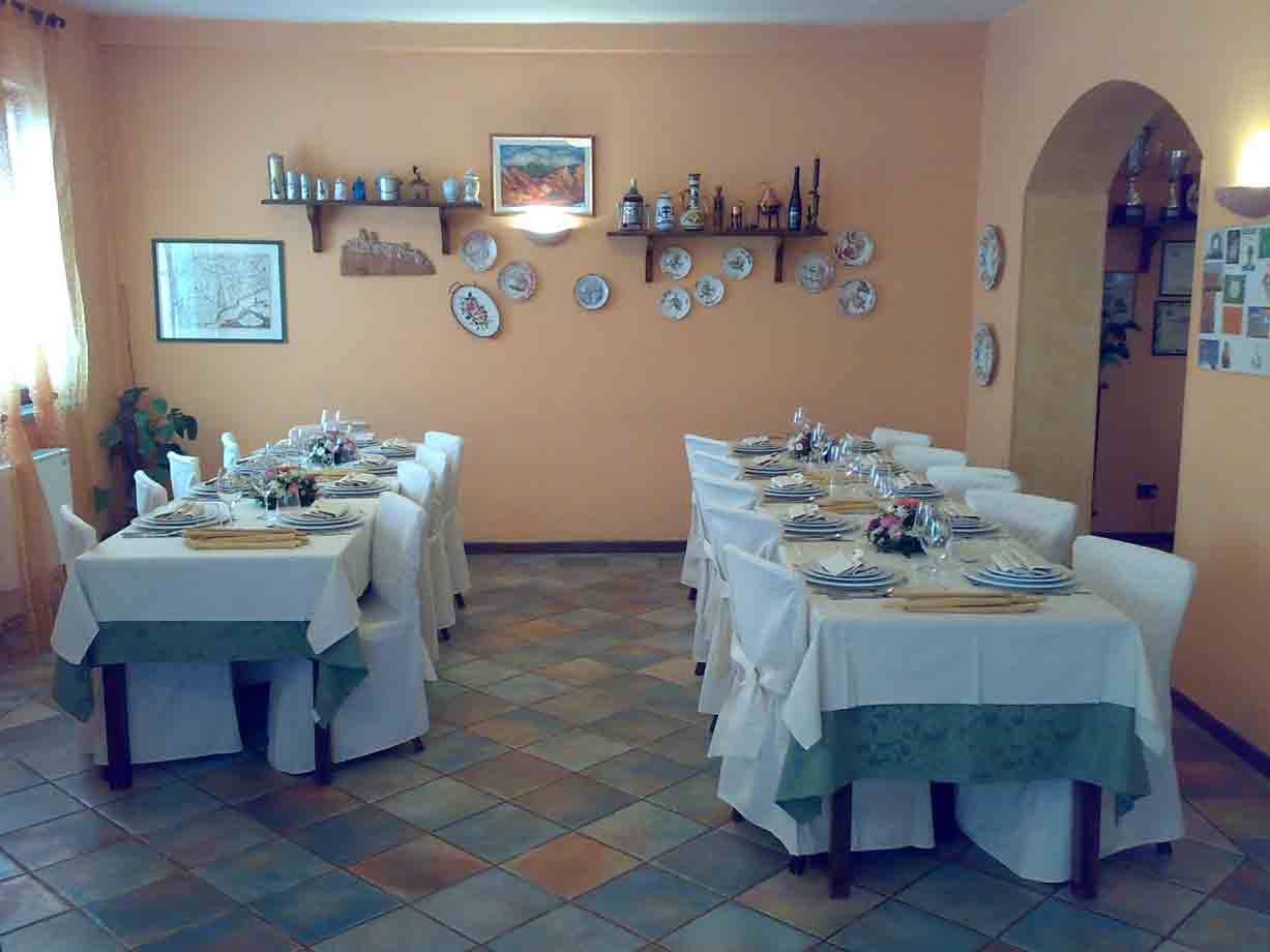 Nelle sale del Ristorante Le Terre Rosse di Conzano