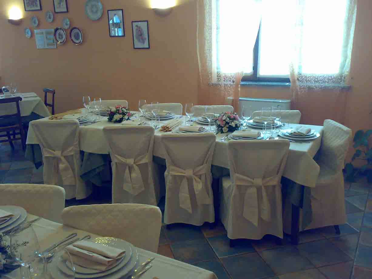 Nelle sale del Ristorante Le Terre Rosse di Conzano