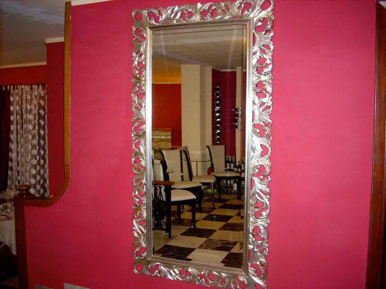 Lo specchio portafortuna presso la Vinoteca Malò