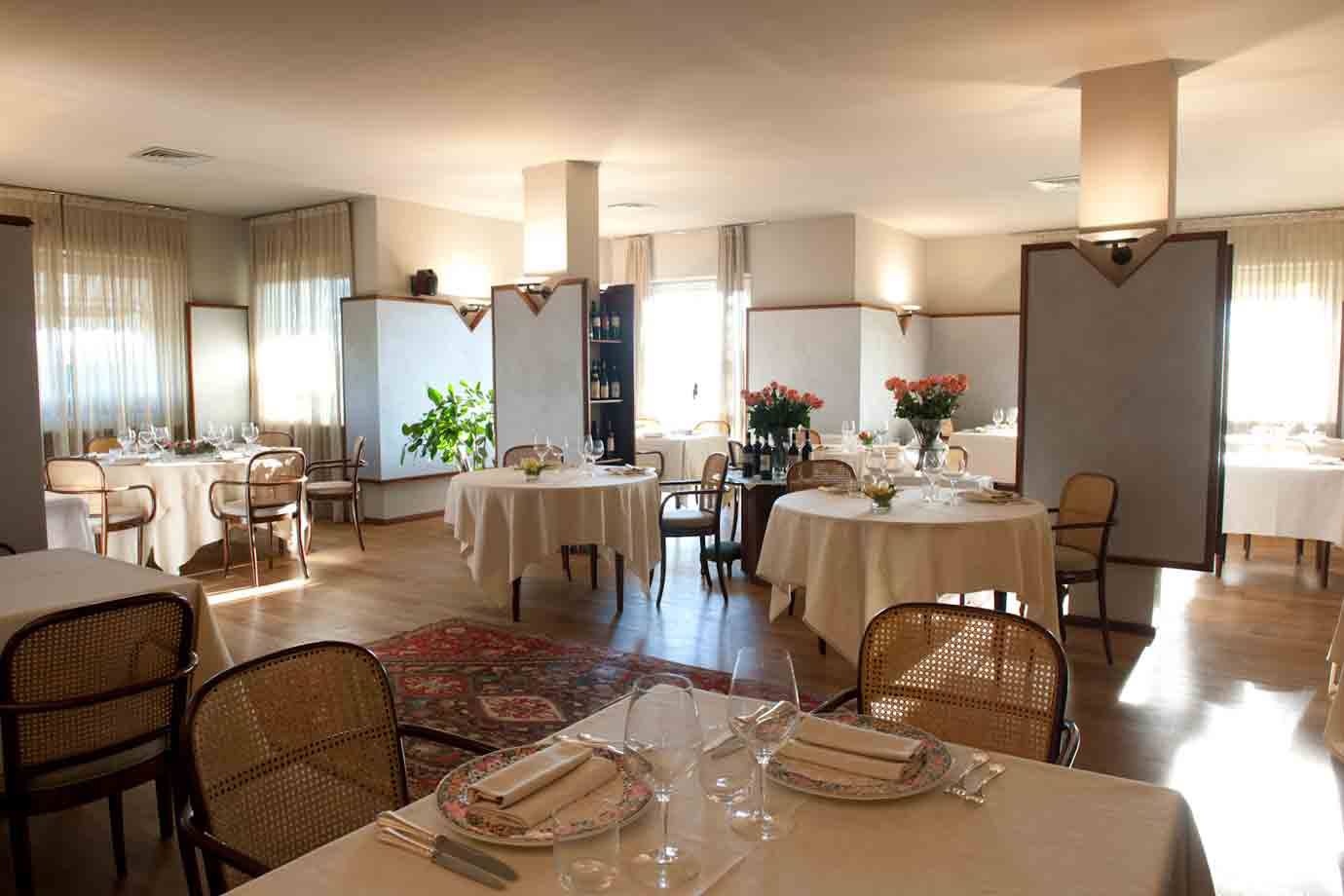 Nella sala del Ristorante La Fioraia di Castello di Annone