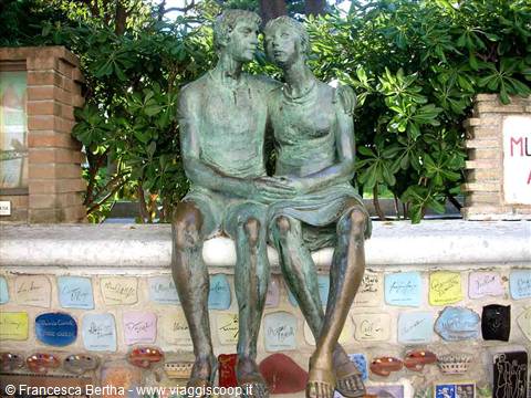 La scultura degli innamorati di Eros Pellini