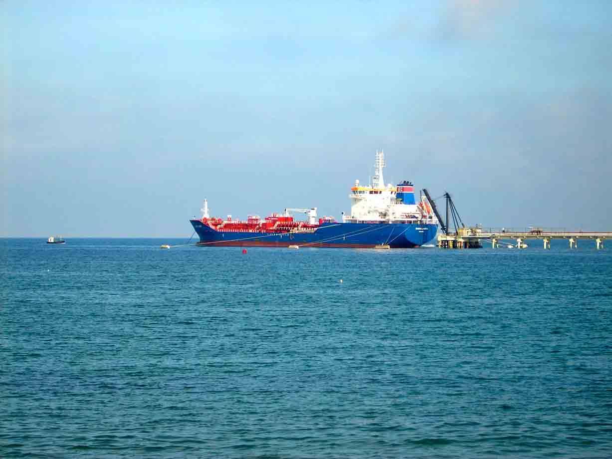 Una nave solca il mare di Vado Ligure