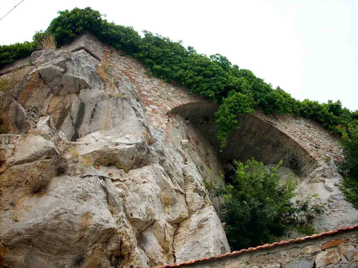 Lo scoglio calcareo su cui si erge il castello