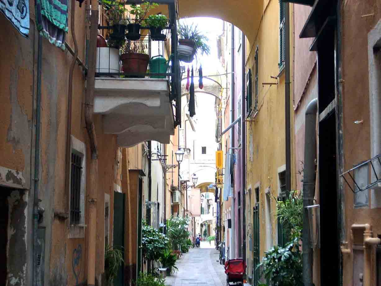 Nei caruggi di Pietra Ligure