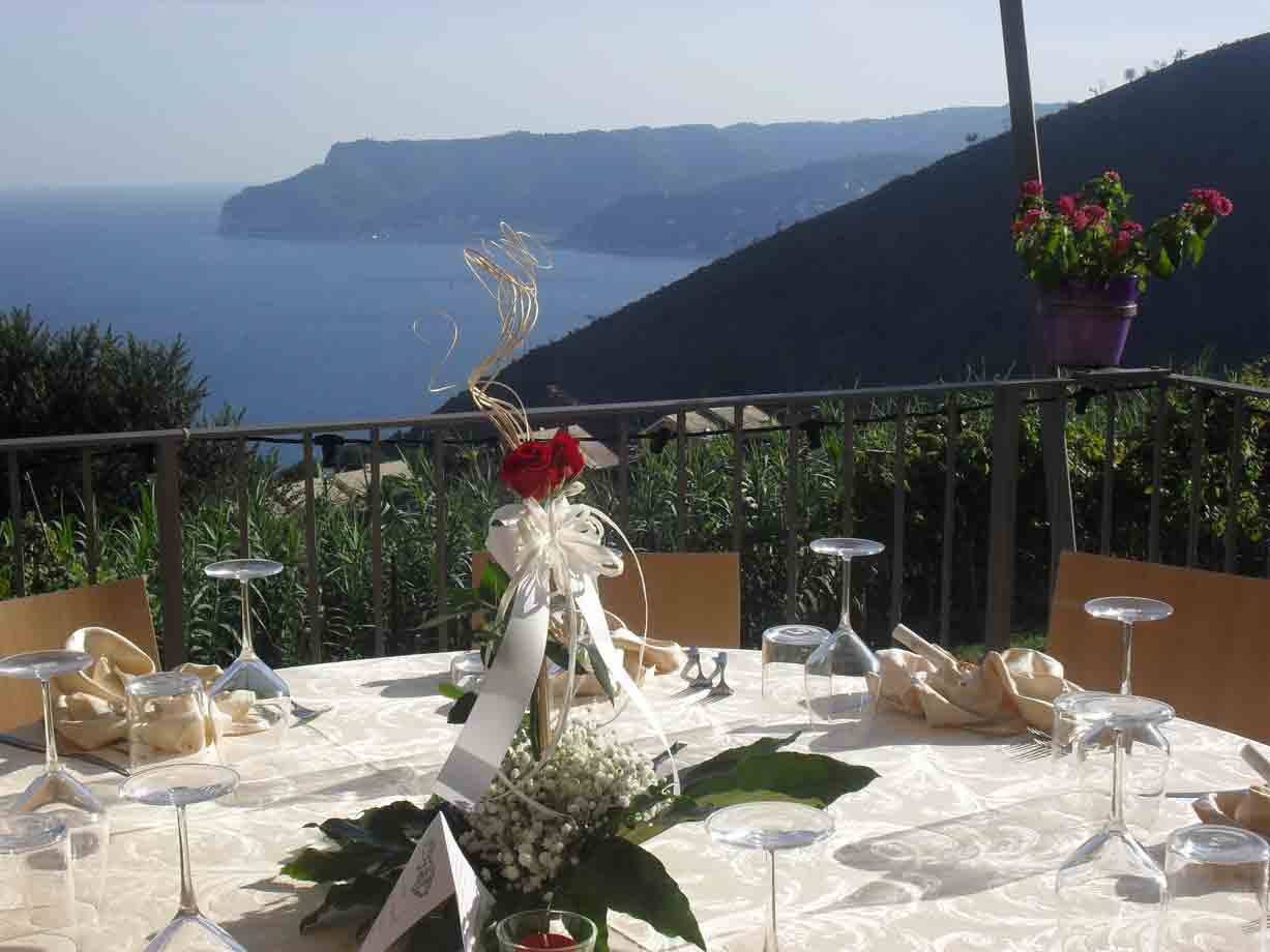 Ai tavoli sul terrazzo dell'Hotel Ristorante Oro Verde di Bergeggi