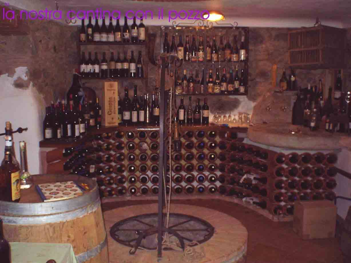 L'enoteca con l'antico pozzo presso la Trattoria Piemontese