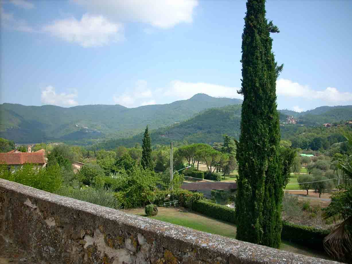 Il panorama sulle montagne dell'entroterra ligure