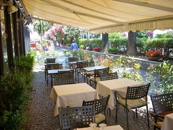 Nel dehor del Ristorante da Pino di Noli