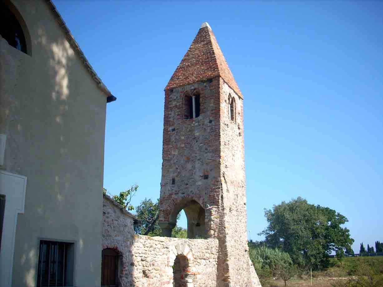 L'antico campanile della chiesa di San Pietro in Carpignano
