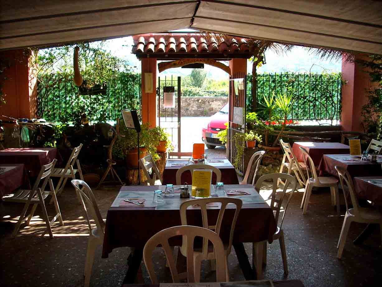 Nel dehor della Trattoria La Pergola di Quiliano