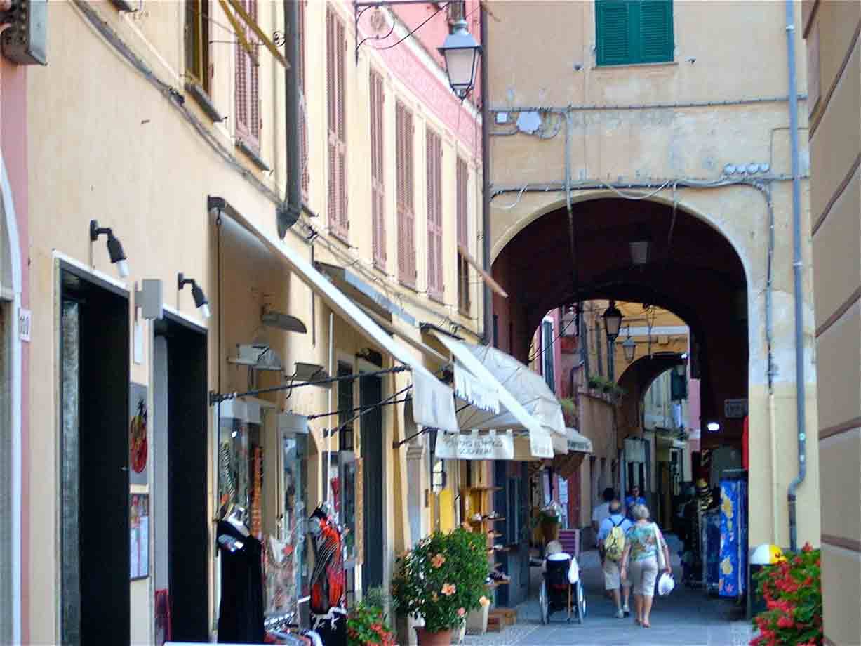 Uno scorcio del centro storico di Laigueglia
