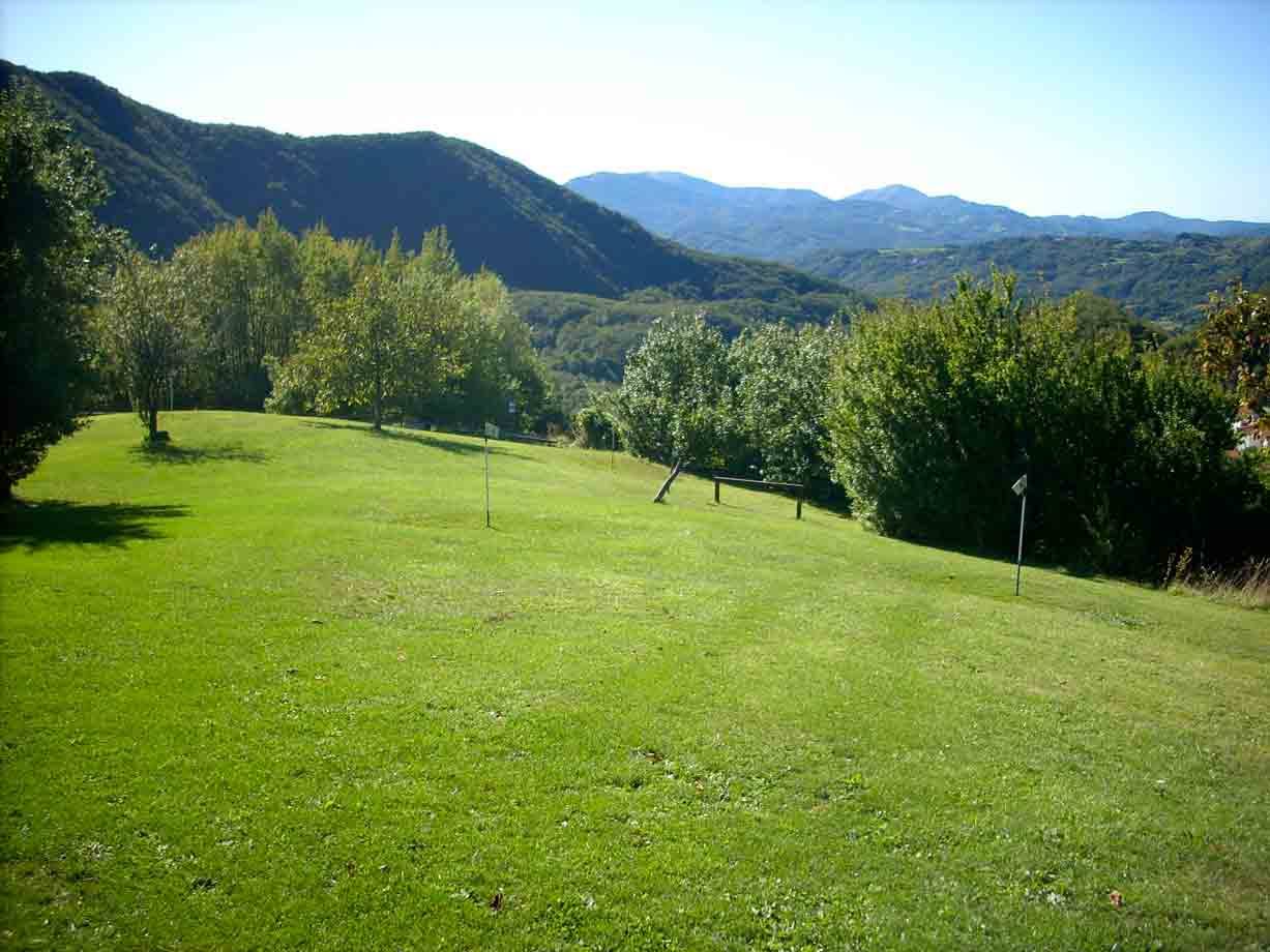 Le montagne liguri, viste dal piccolo campo di golf della Cà do Mei