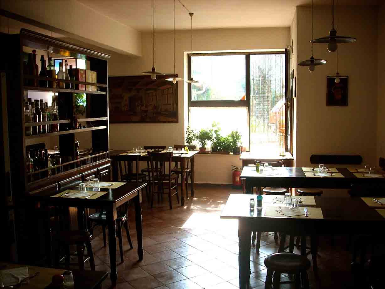 Presso la sala della Trattoria Isolabuona