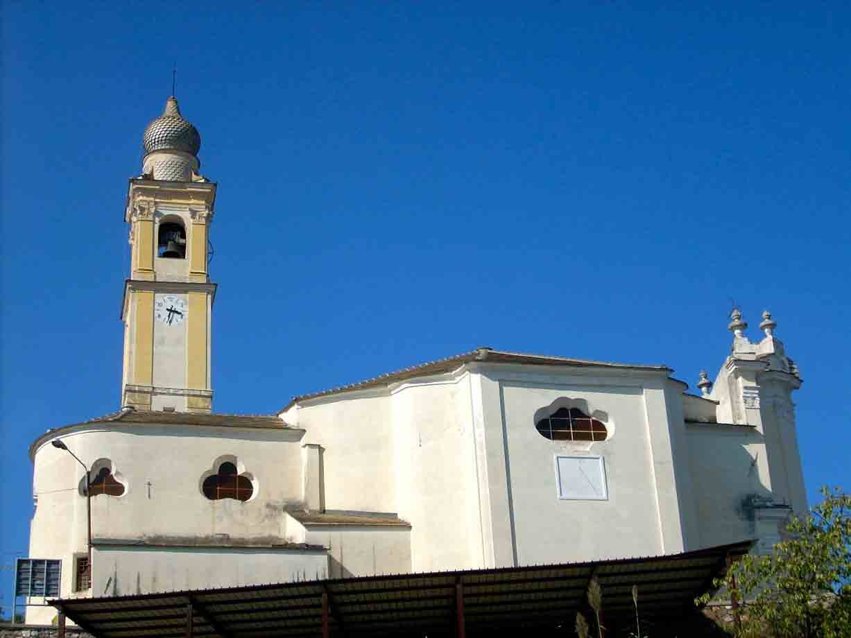 Veduta laterale della Chiesa Parrocchiale di Testico