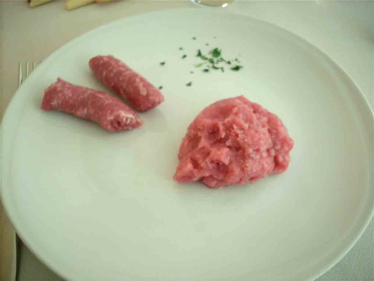 Prelibatezze del Ristorante Battaglino, tra cui la salsiccia di Bra