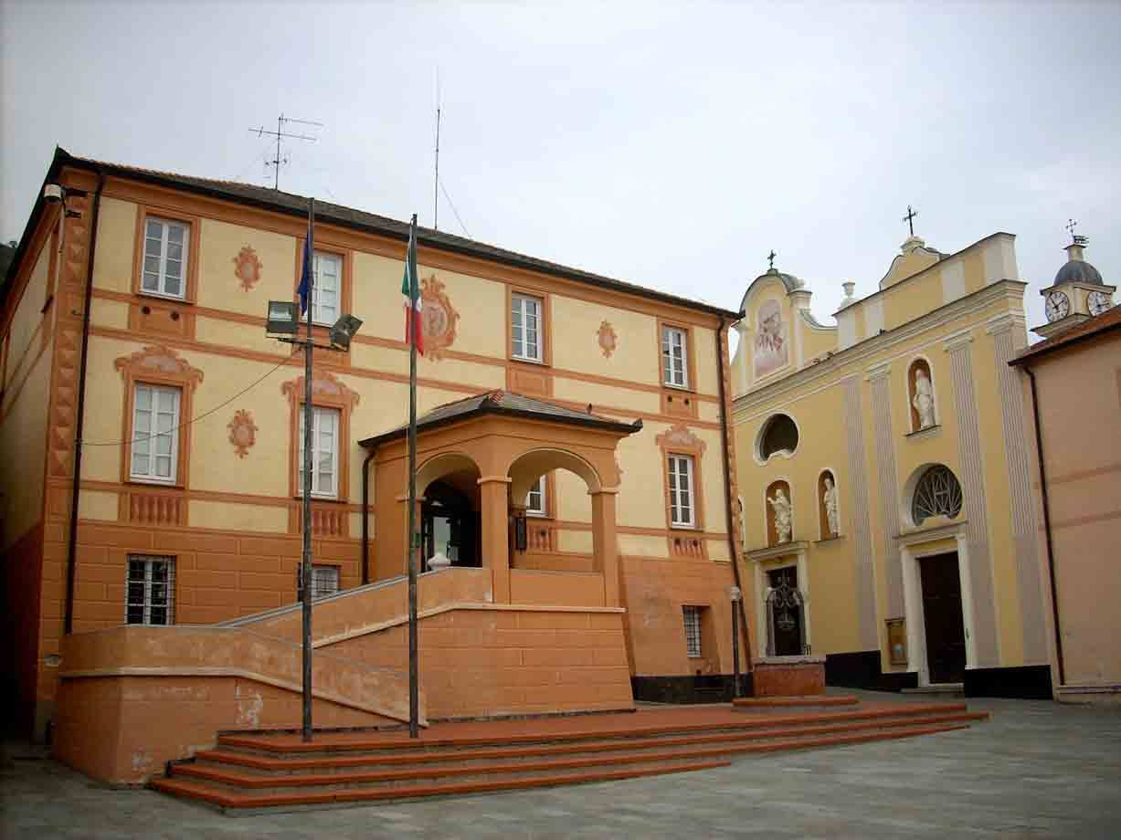 Veduta del Municipio e della Chiesa parrocchiale