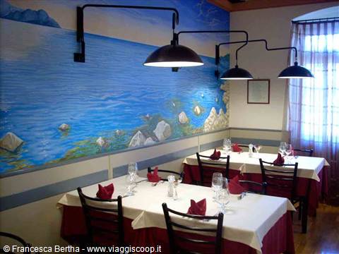 Nella sala del Ristorante Il Portico di Chiavari