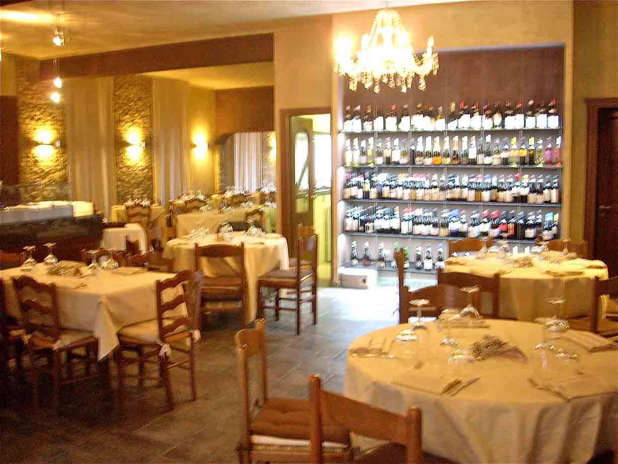 Nella sala dell'Osteria Pizzeria Per Bacco di La Morra