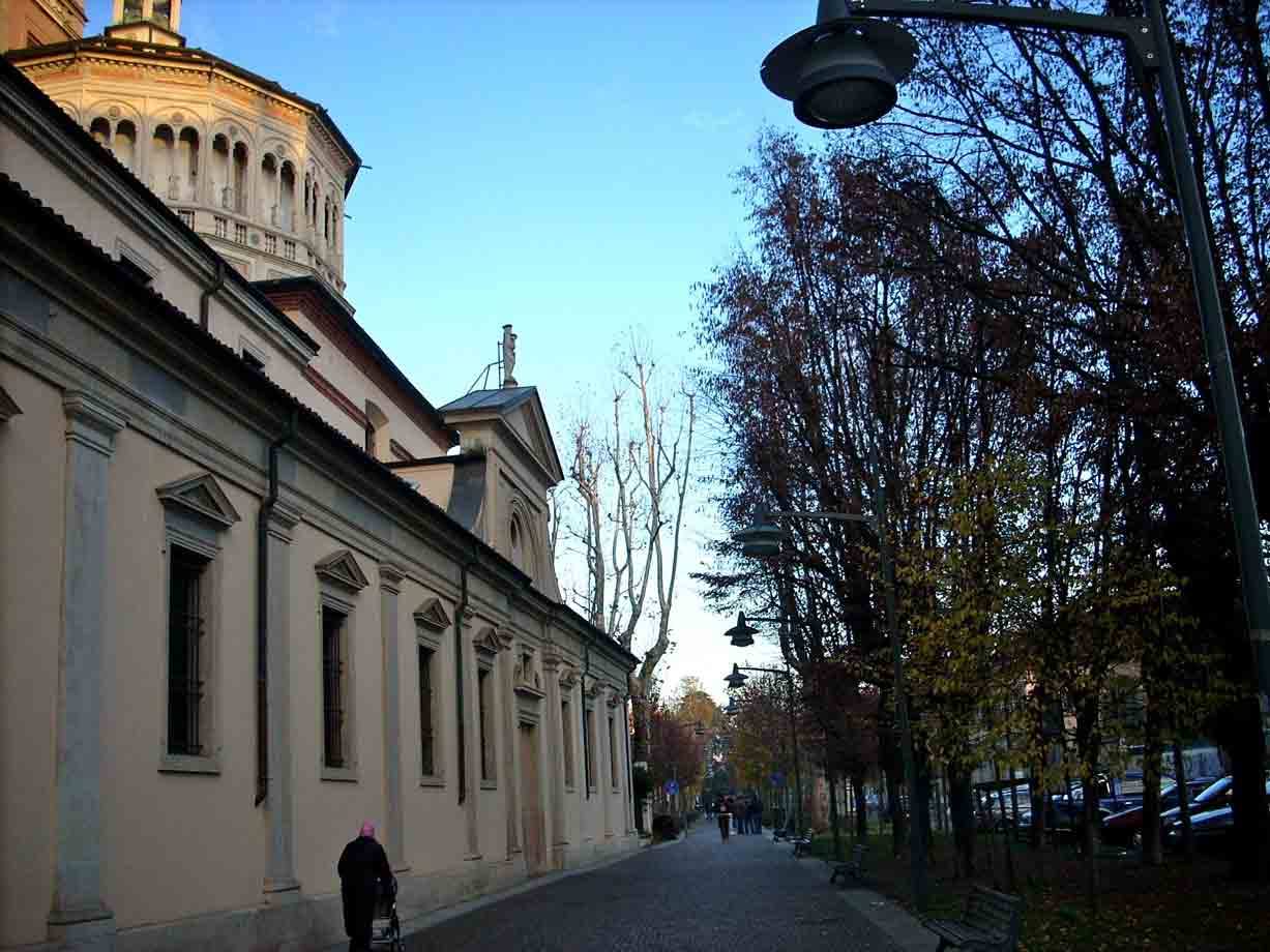 Il viale alberato che costeggia il Santuario