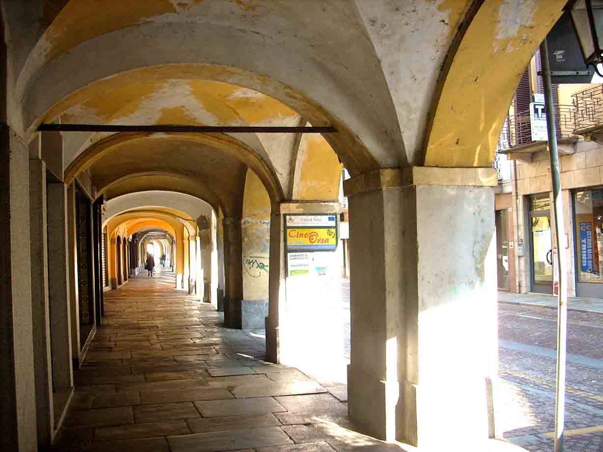 I portici nel centro di Trino