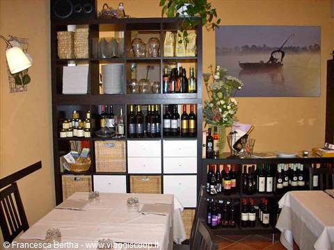 Nella sala del Ristorante La Casa del Fiume