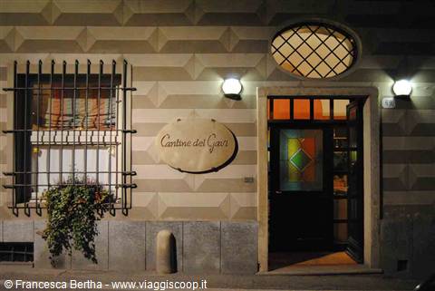 L'entrata del Ristorante Cantine del Gavi in via Mameli