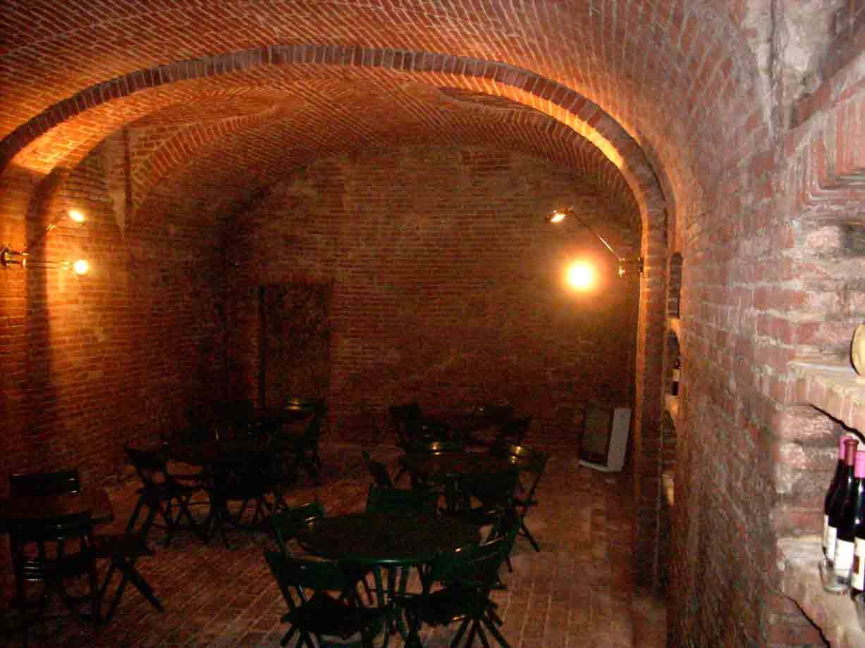 La suggestiva cantina della Locanda dell'Arzente