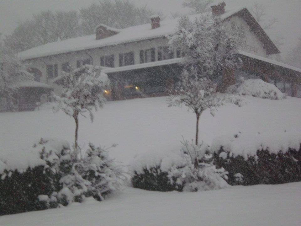 Veduta della Locanda dell'Arzente con la neve