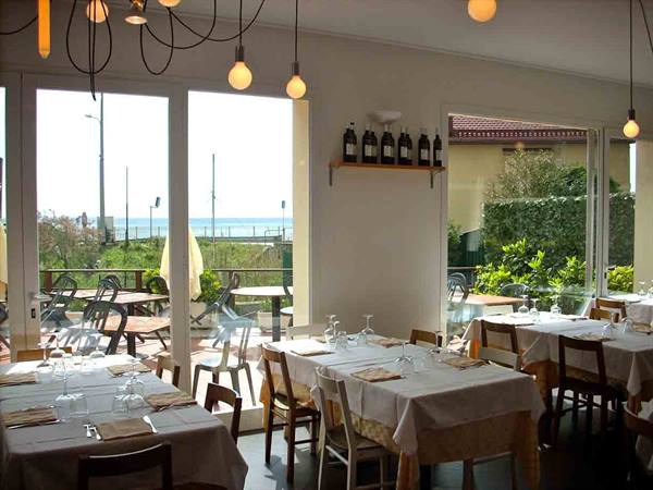 Nella luminosa sala del Ristorante Mezzo Marinaio