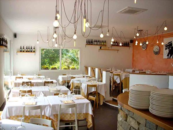 Nella sala del Ristorante Mezzo Marinaio