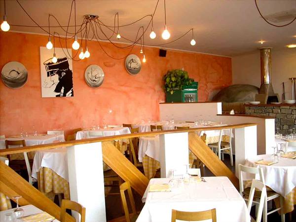 Nella sala del Ristorante Mezzo Marinaio