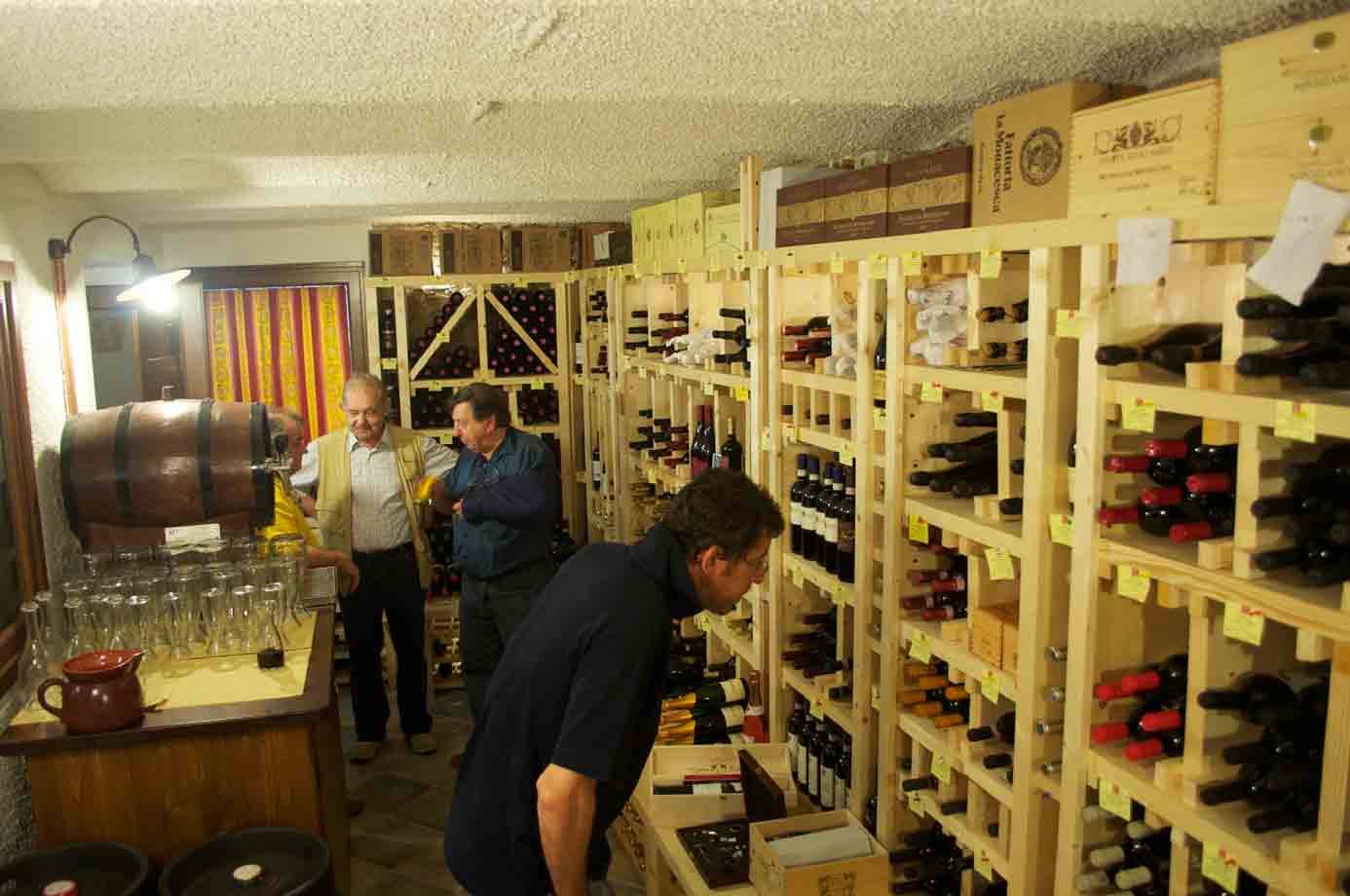 La fornitissima enoteca dell'Antica Trattoria della Posta