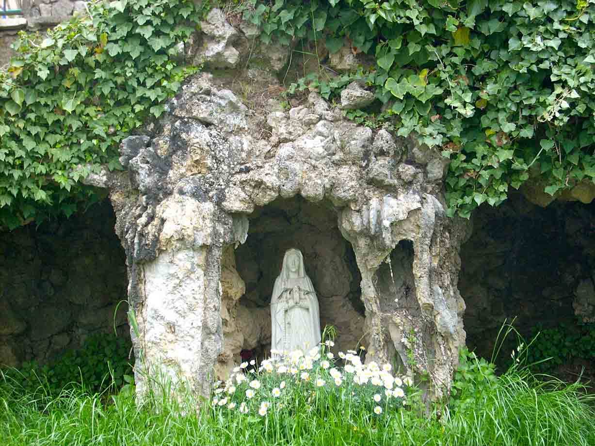 Una Madonna nella piazza della chiesa