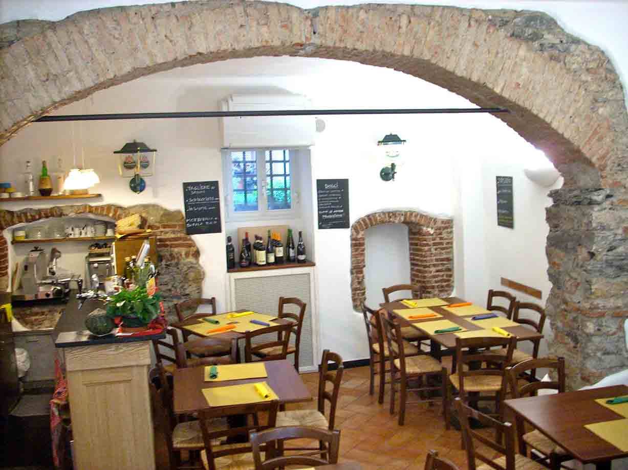 Nella caratteristica sala del Focacciaio di Rapallo