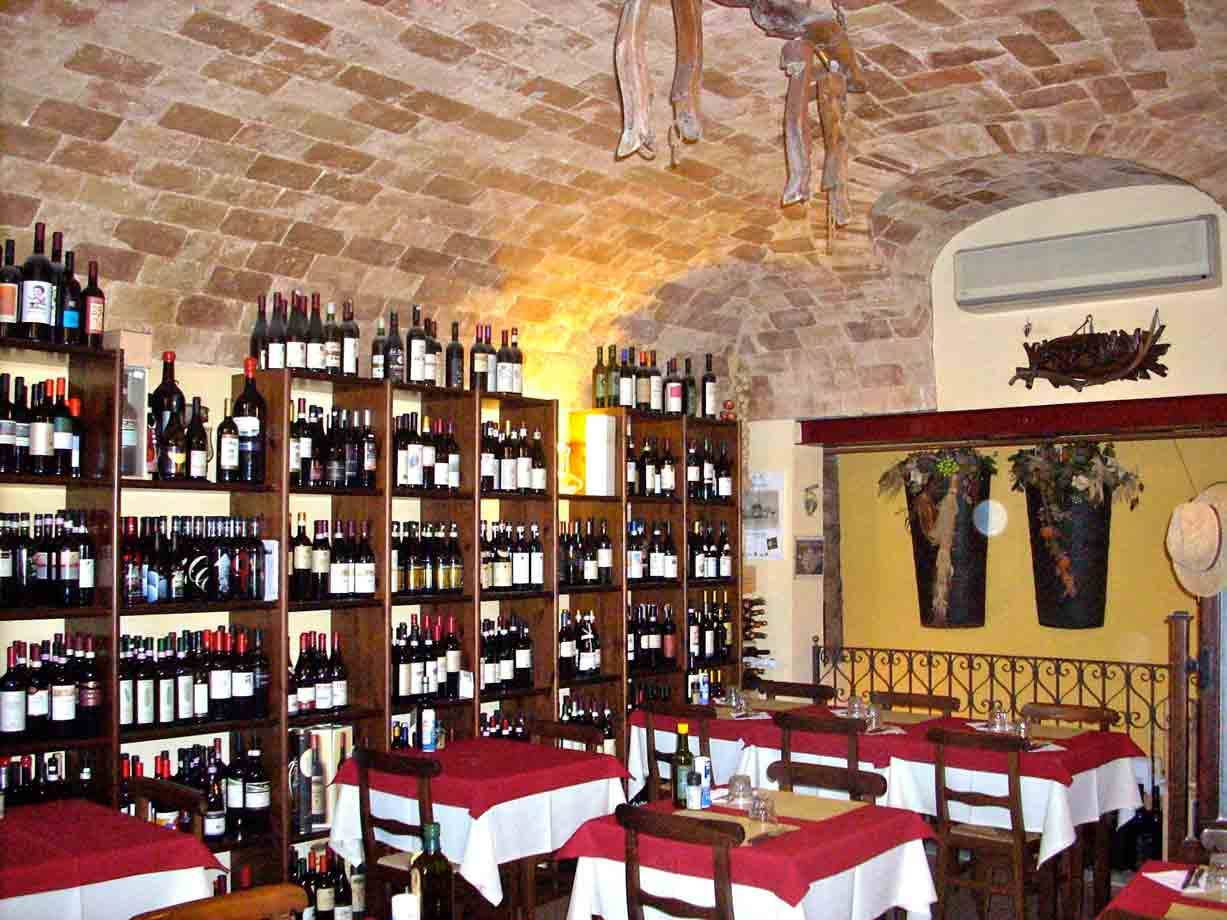 Presso l'Enoteca Caffè Roma di Costigliole d'Asti