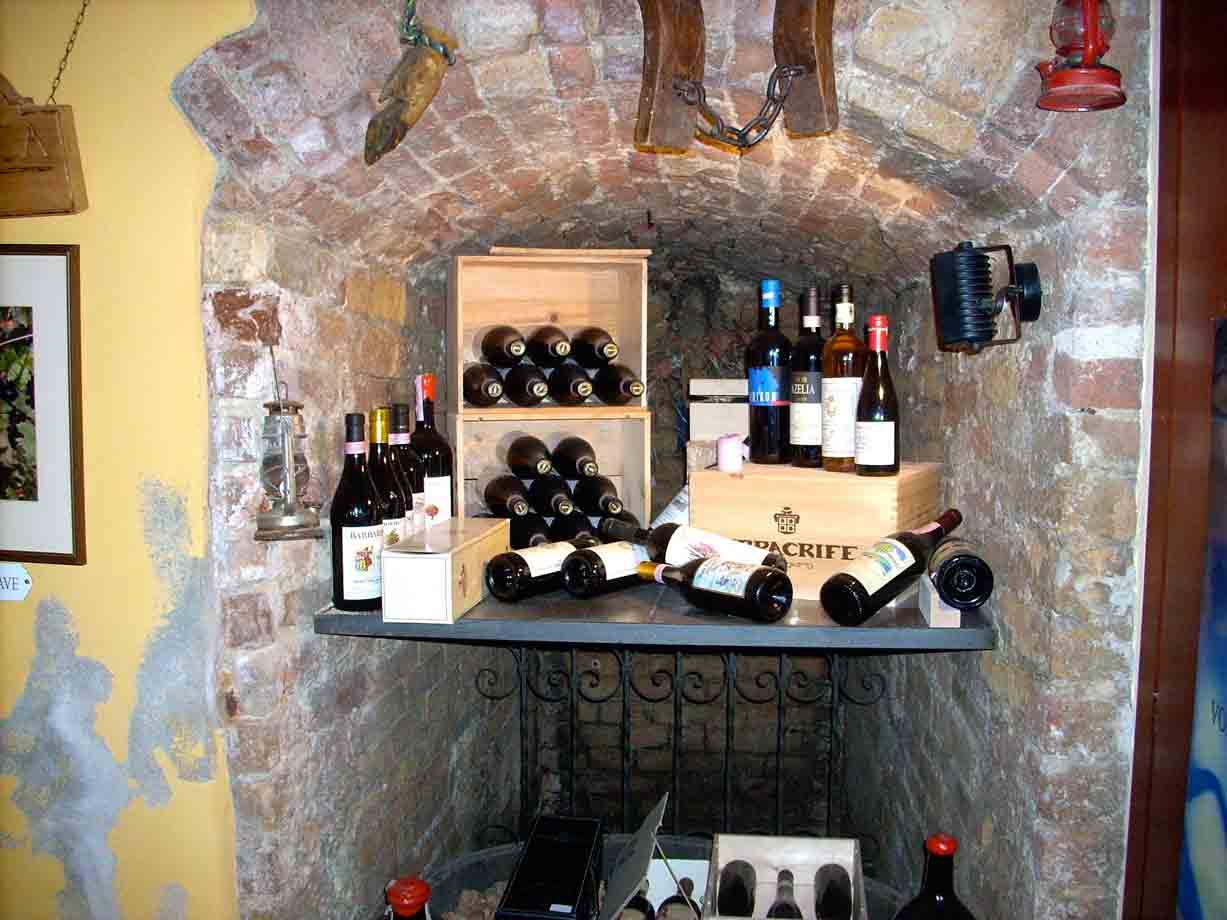 Un angolo della caratteristica Enoteca Caffè Roma